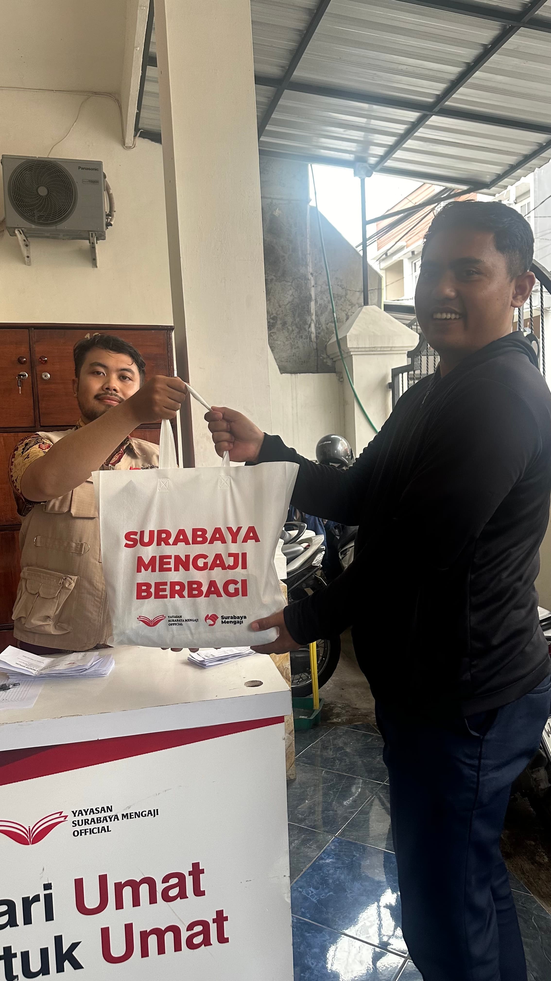Kegiatan Bakti Sosial Yayasan Surabaya Mengaji Official (YSMO) Untuk Warga Sekitar Kantor